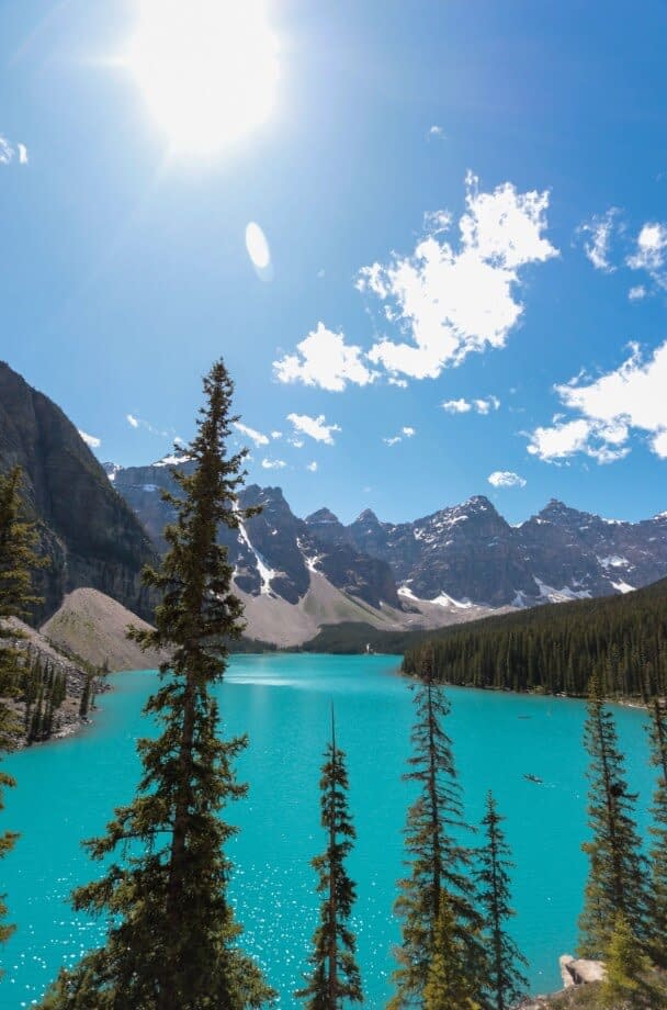 lumière du soleil, lac et montagnes au Canada